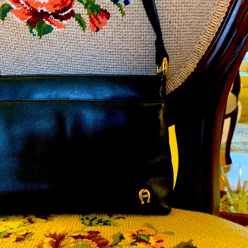 Etienne Aigner 💝 Dark Blue Soft Leather Handbag 👜with Adjustable Handel